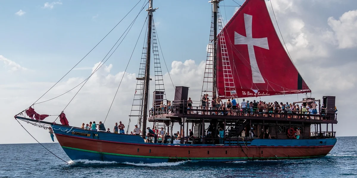 Luxe cruiseschip op het IJsselmeer